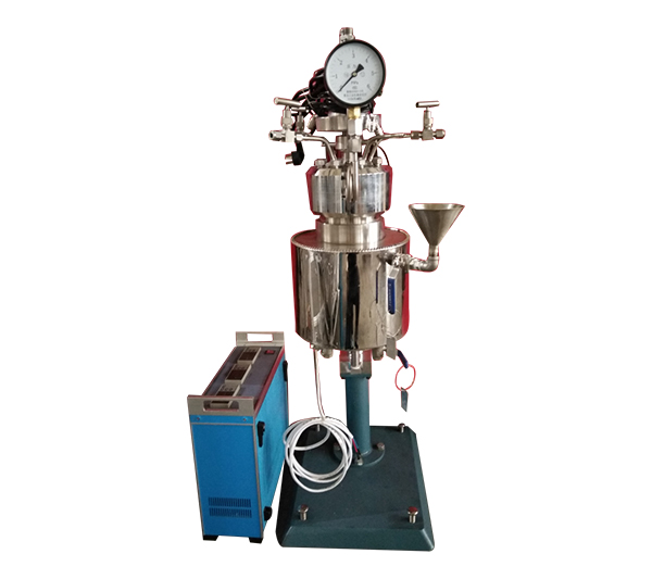 KCFD低壓系列--快開卡環結構-釜體下落、電加熱管加熱、翻轉出料正面照片