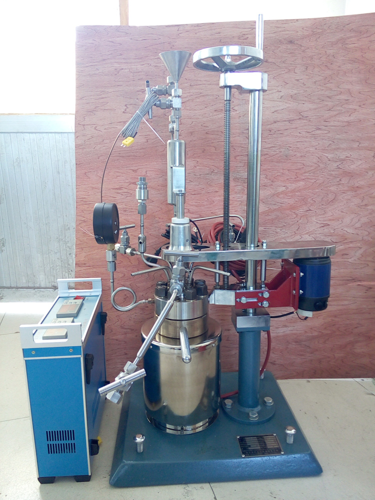 KCF系列-釜蓋升降，帶在線加料、在線取樣側面照片